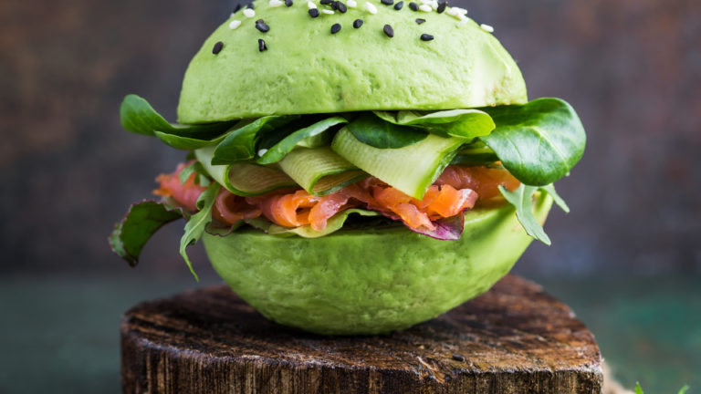 Low-Carb Avocadoburger mit Lachs