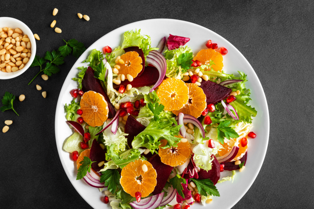 Bunter Salat mit roter Beete und Mandarinen