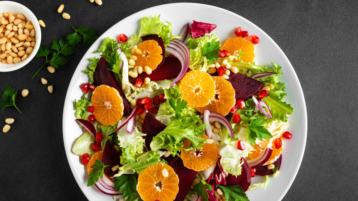 Bunter Salat mit roter Beete und Mandarinen