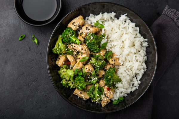 Sesam-Brokkoli-Hühnchen mit Reis